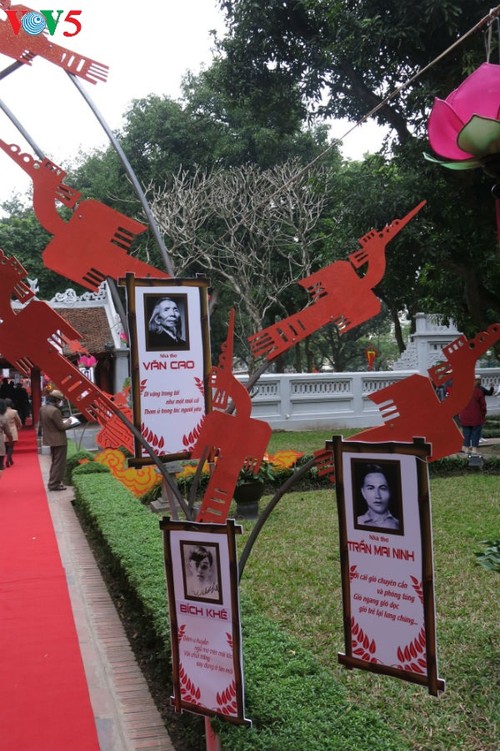 Beeindruckende Momente am vietnamesischen Gedichttag im Literaturtempel - ảnh 4